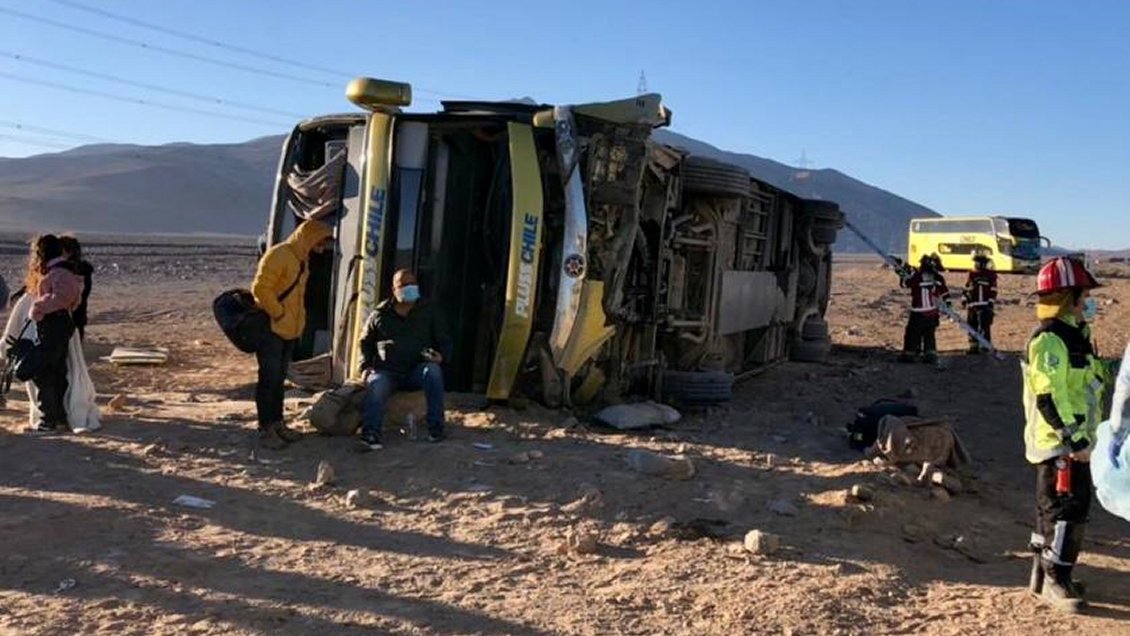 Bus Santiago-Calama con 30 personas a bordo volcó en la Ruta 5 Norte