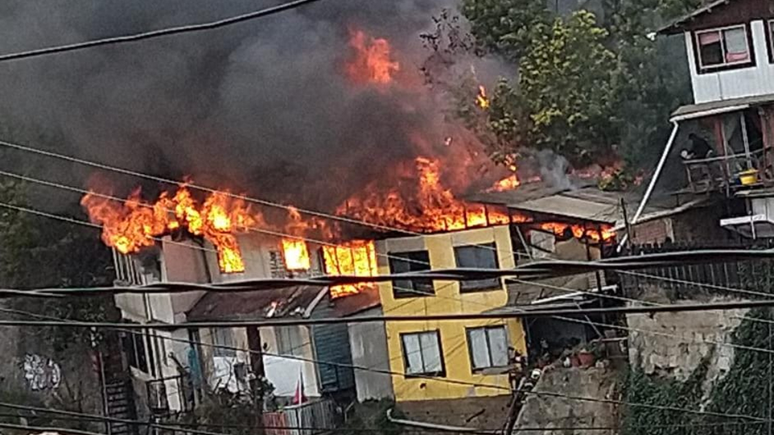 Incendio afectó a cinco casas del cerro San Juan de Dios de Valparaíso