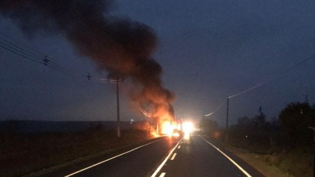 Camión resultó completamente quemado en la ruta que une Collipulli con Angol