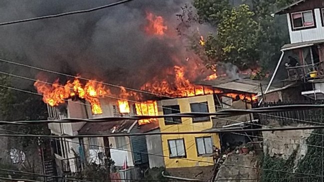 Incendio afectó a cinco casas del cerro San Juan de Dios de Valparaíso