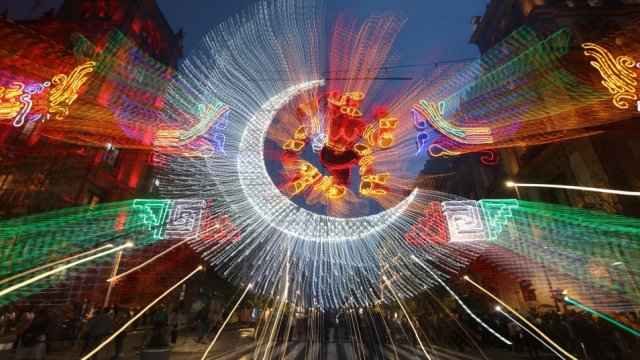 [Fotos] Ciudad de México ilumina el Zócalo por los 500 años de resistencia indígena - Vimarsana News