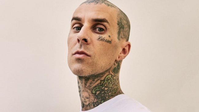 Travis Barker se sube por primera vez a un avión después de sobrevivir a fatal accidente