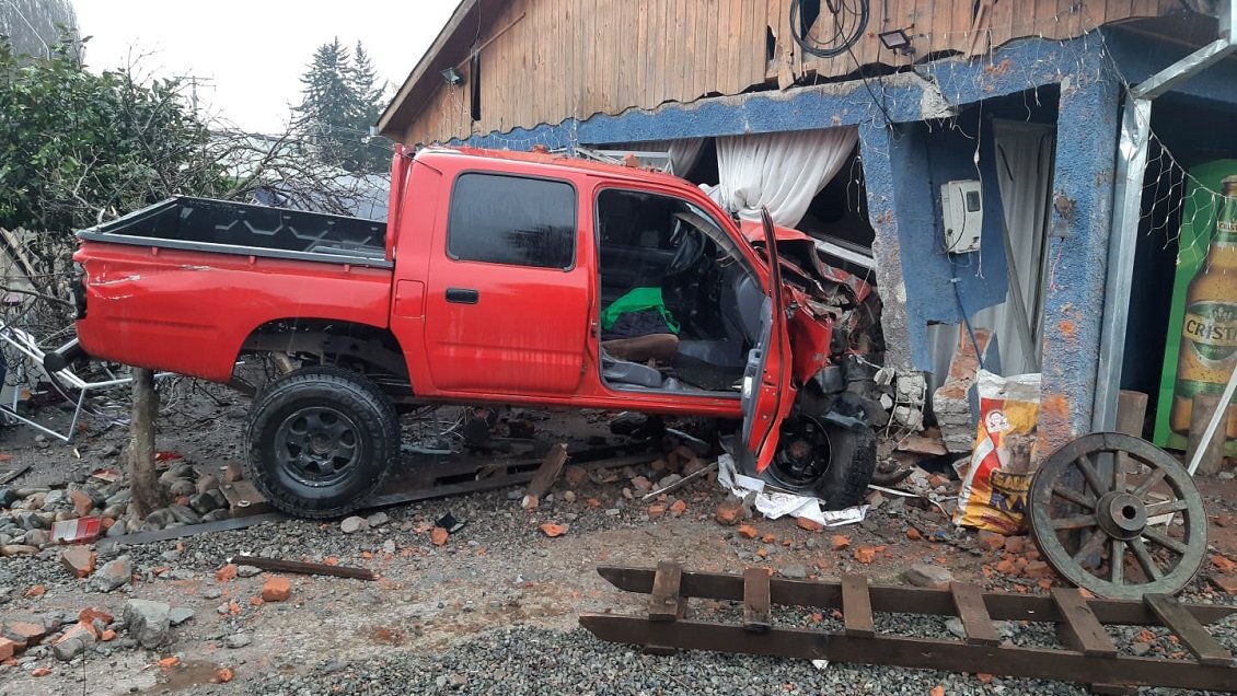 Parral: Concejal Lillo quedó con arraigo y firma tras chocar vivienda en estado de ebriedad