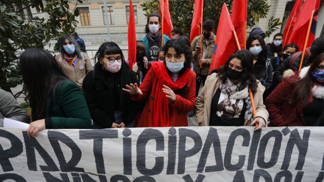 [Fotos] Constitución: Manifestantes piden rebajar a 16 años la edad para votar en plebiscito de salida - Vimarsana News