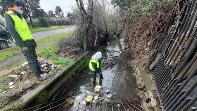 Limpian sumideros de aguas lluvia en Chillán: Sistema frontal se avecina