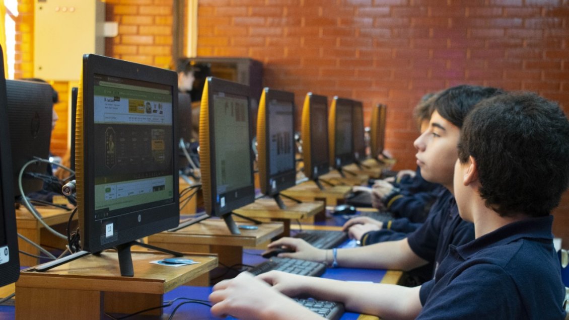 Lanzan proyecto para enseñar Ciencias de la Computación en el sistema escolar público