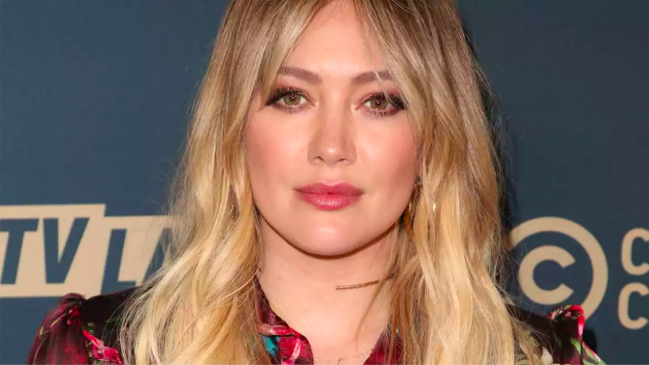 Hillary Duff dio positivo a variante Delta tras iniciar grabaciones de spin-off de 