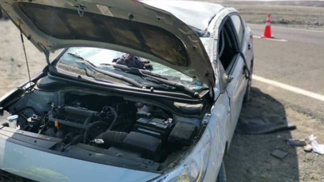 Volcamiento de automóvil camino a balneario Juan López en Antofagasta dejó dos lesionados