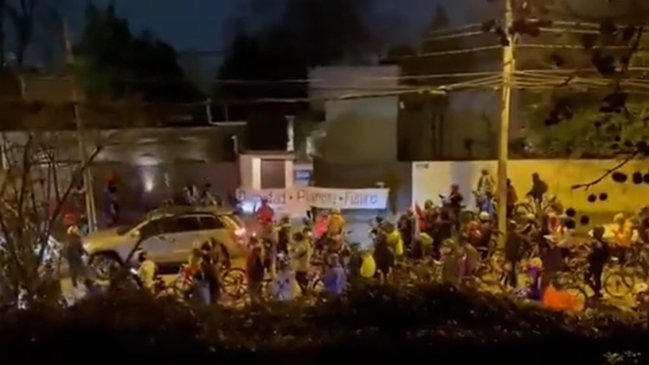 Manifestantes hicieron rayados en casa de la ministra Schmidt: UDI lo repudia