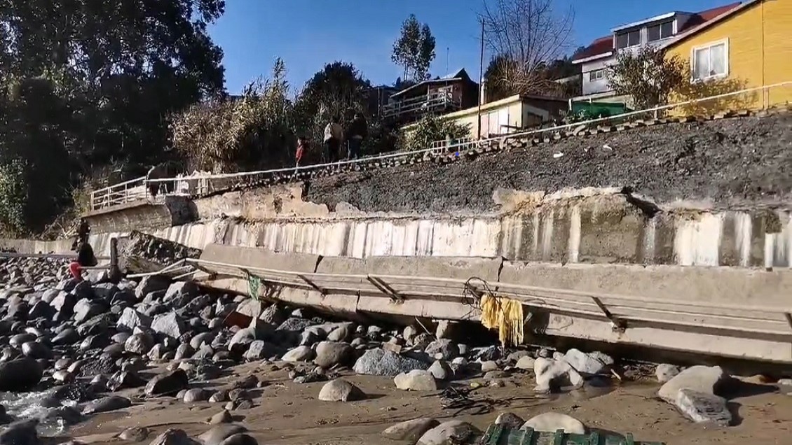 Marejadas derrumbaron muro rompeolas en caleta Cocholgüe de Tomé