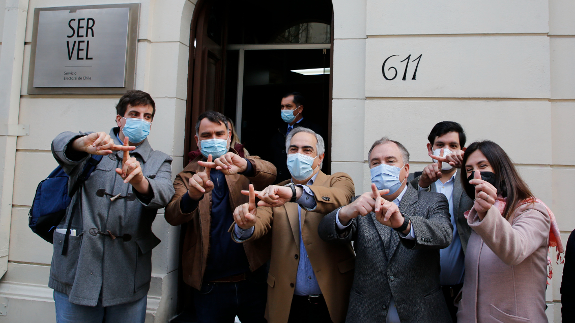 Tras largas negociaciones y con cambios de última hora, Chile Vamos definió su lista parlamentaria