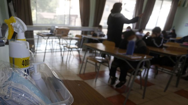 Impacto de pandemia en profesores: Jornadas sobre 16 horas y altos niveles de crisis emocional