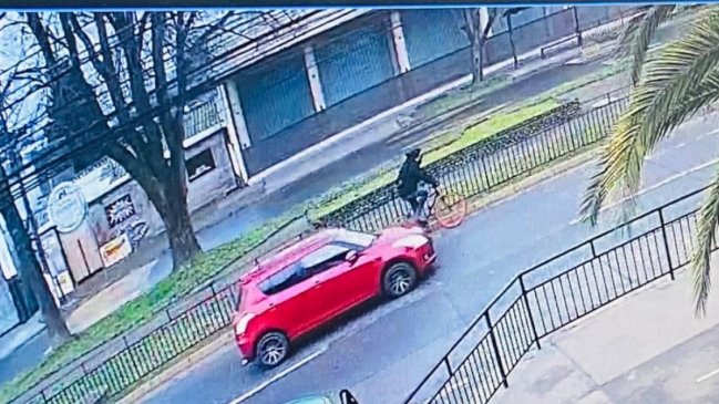 Carabineros busca a automovilista que colisionó a ciclista y huyó tras dejarlo grave en Chillán