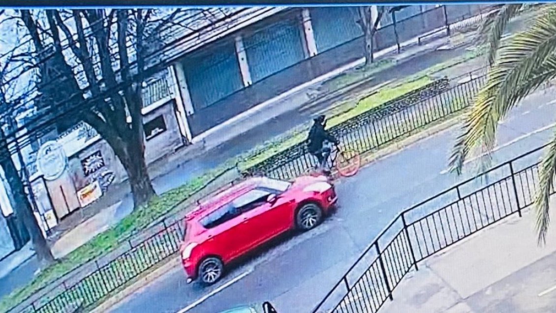 Carabineros busca a automovilista que colisionó a ciclista y huyó tras dejarlo grave en Chillán