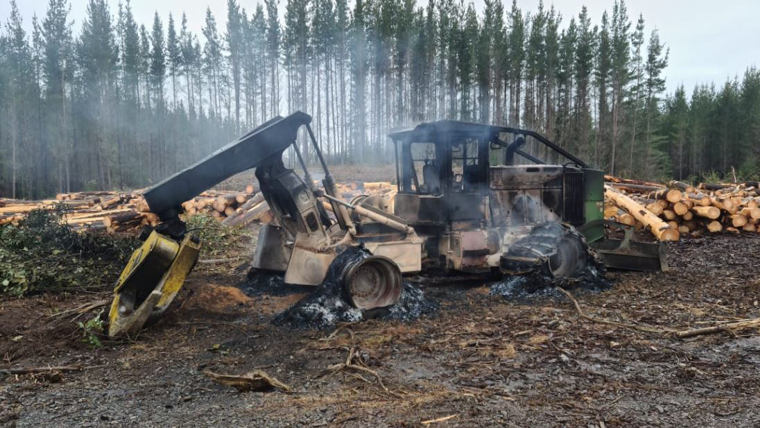 Ataque incendiario dejó siete maquinas quemadas en fundo de forestal Mininco en el Biobío
