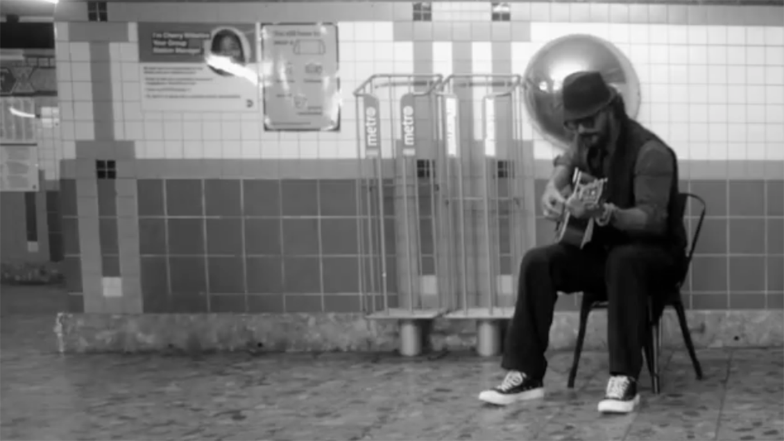 Ricardo Arjona tocó en el metro de Nueva York y tuvo cero audiencia