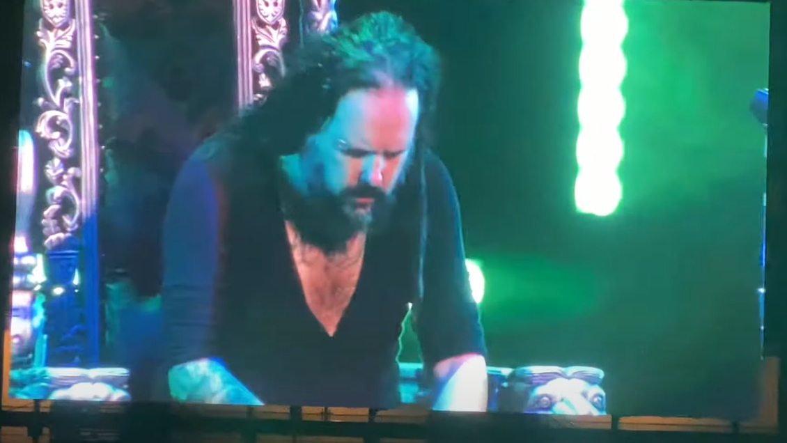 Voz de Korn lidia con las secuelas del Covid: Canta sentado y recibe oxígeno en medio de los shows