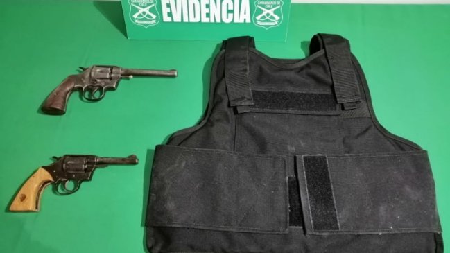 Hombre que viajaba fue detenido portando chaleco antibalas y armas de fuego