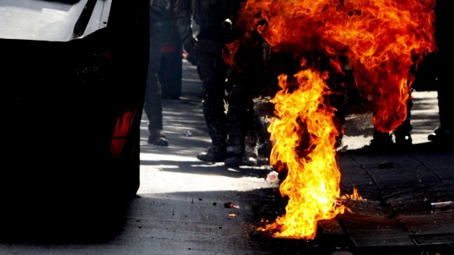 Tres y cinco años de cárcel para sujetos que lanzaron molotov a vehículo policial post 18-O