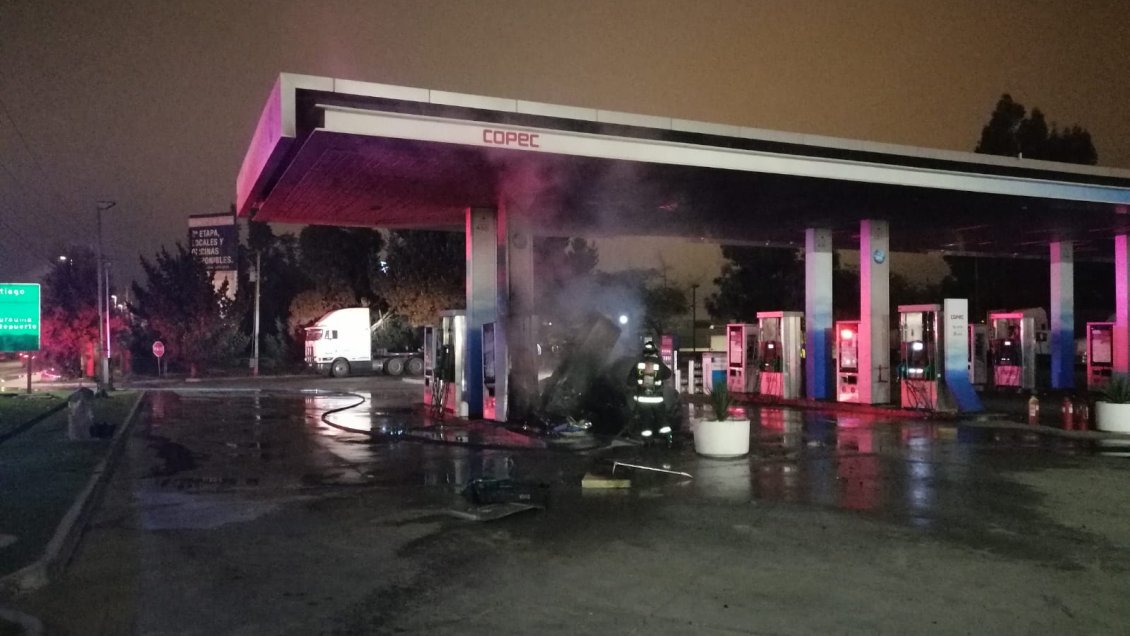 Intento de robo a camión terminó con un vehículo en llamas en una bencinera de Valparaíso