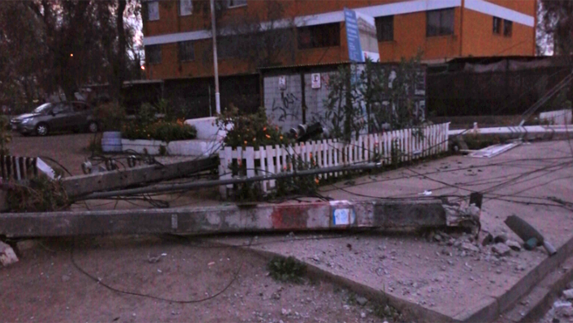 Camión arrasó con seis postes en Pudahuel: 1.200 clientes se encuentran sin electricidad