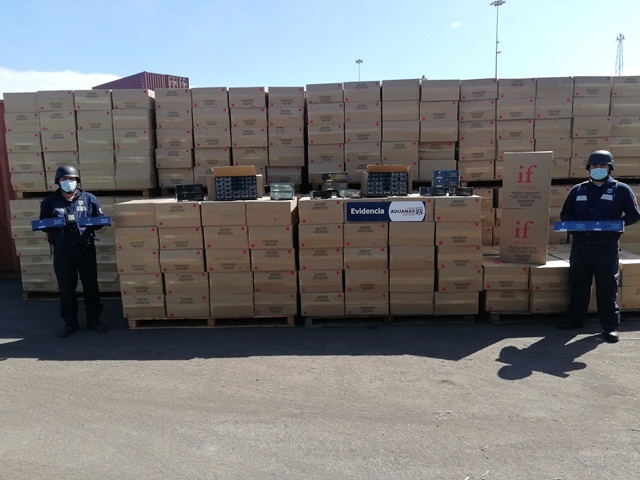 Empresario deberá pagar millonaria multa tras ingresar cigarros de contrabando entre fardos de ropa