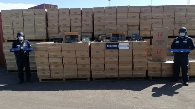 Empresario deberá pagar millonaria multa tras ingresar cigarros de contrabando entre fardos de ropa