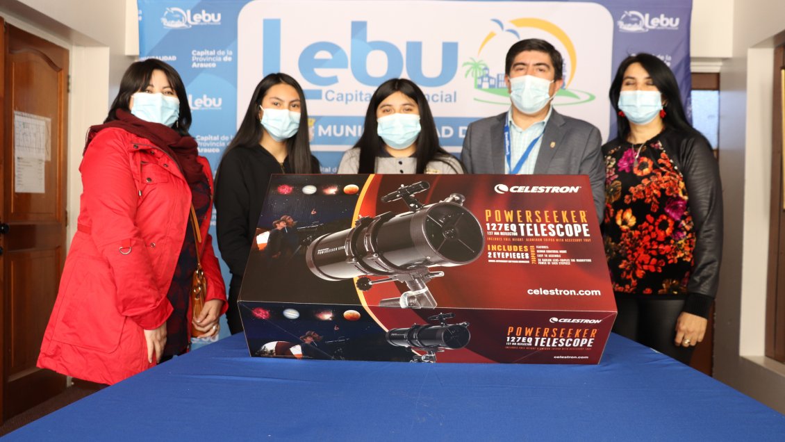 Escuela de Isla Mocha recibió telescopio para proyecto desarrollado por dos alumnas
