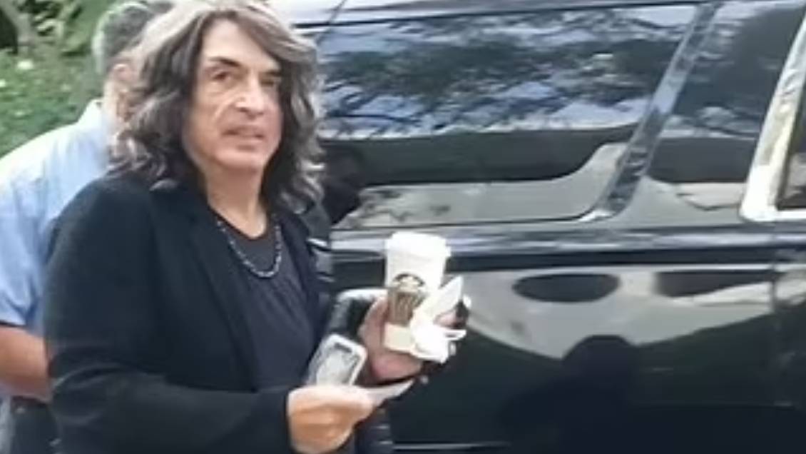 Captan a líder de KISS sin mascarilla días después de dar positivo a Covid-19