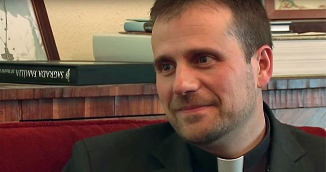 Polémico obispo español dejó su cargo tras enamorarse de escritora experta en satanismo