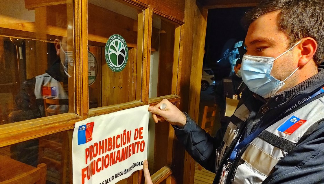 Pubs y restoranes de Pinto y Chillán bajo la lupa por incumplimientos sanitarios