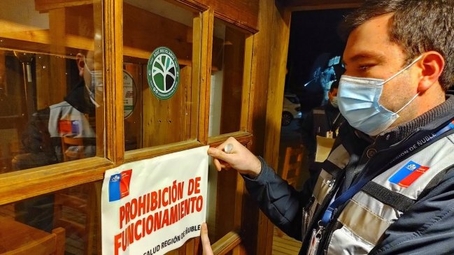 Pubs y restoranes de Pinto y Chillán bajo la lupa por incumplimientos sanitarios