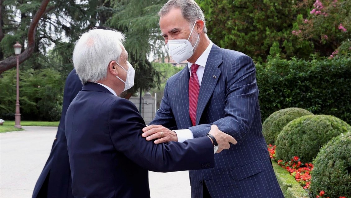 Felipe VI recibe al Presidente Piñera al comienzo de su visita oficial a España