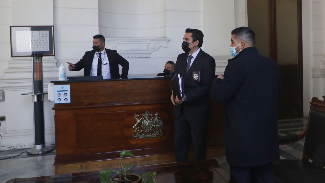 PDI llegó hasta sede de la Convención tras denuncia de la mesa directiva contra Rodrigo Rojas Vade