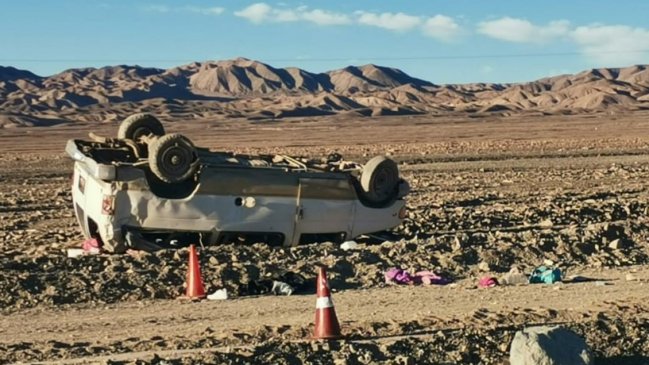 Dos mujeres fallecidas y varios menores graves dejó volcamiento en ruta que une Calama y María Elena
