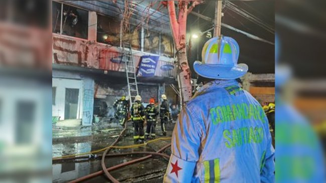 Un gran incendio afectó a locales comerciales en Recoleta