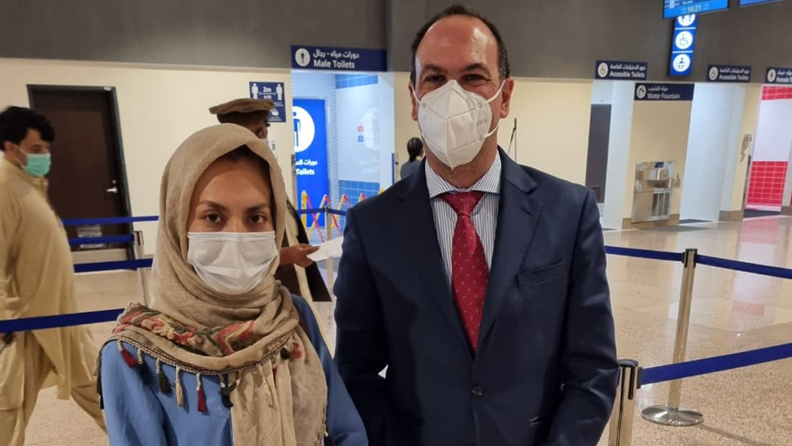 Profesora afgana que huyó de su país logró iniciar su viaje a Chile