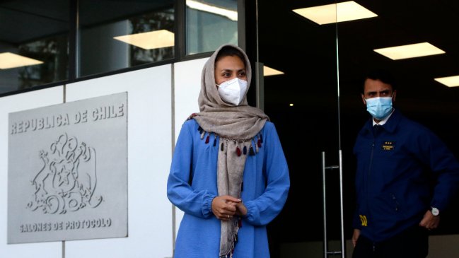 Arribó a Chile la profesora afgana que logró huir de su país: Fue recibida por las autoridades