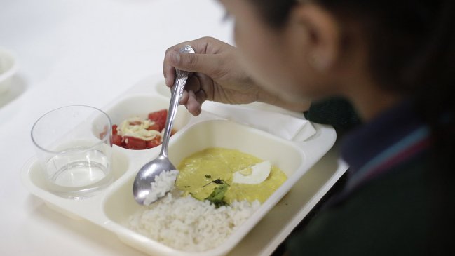 Para frenar la obesidad: Junaeb lanzó programa de atención de salud personalizada a niños y niñas