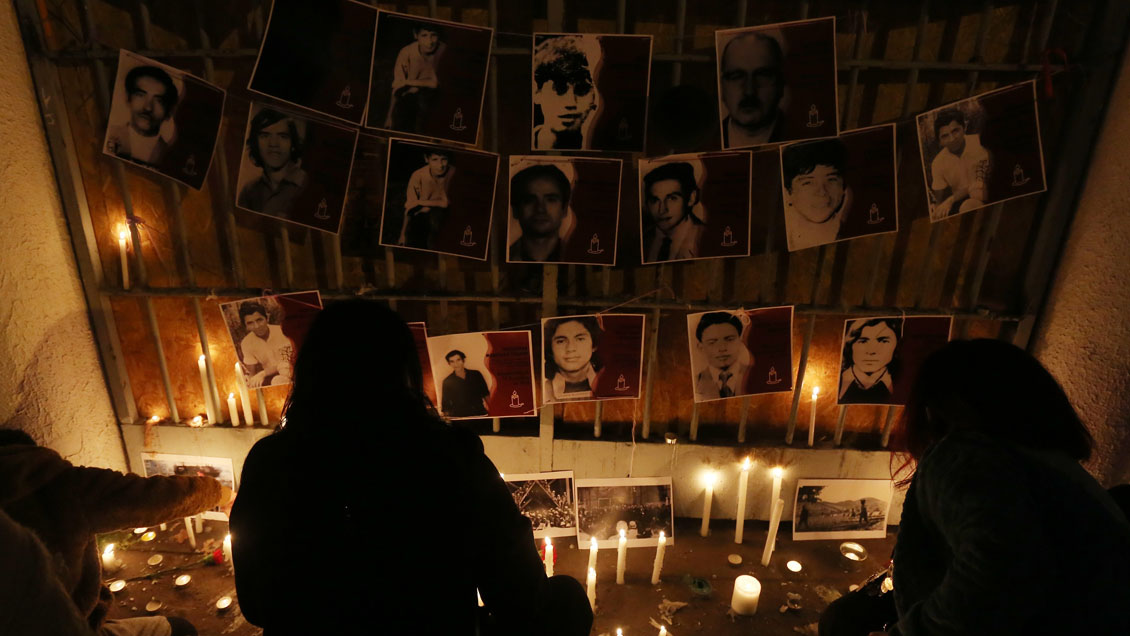 Cientos de personas llegaron al Estadio Nacional para recordar a las víctimas de la dictadura