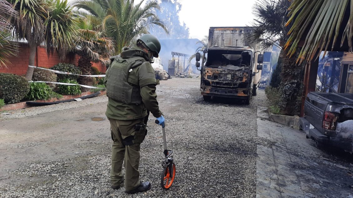 Mega atentado incendiario dejó casas, bodegas y vehículos destruidos en Cañete