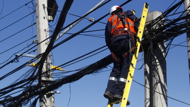 Hasta 100 mil clientes estuvieron sin energía eléctrica por sistema frontal en La Araucanía