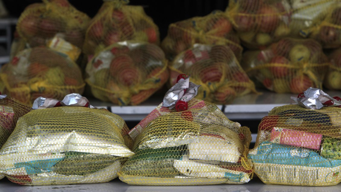 Contraloría ordenó sumario en Junaeb por deficientes cajas de alimentos