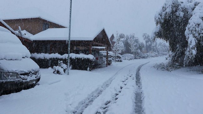 Rutas están interrumpidas por acumulación de nieve en Pucón y Curarrehue