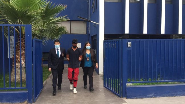 Dos detenidos tras golpear y amenazar con el gollete de una botella a joven en Iquique