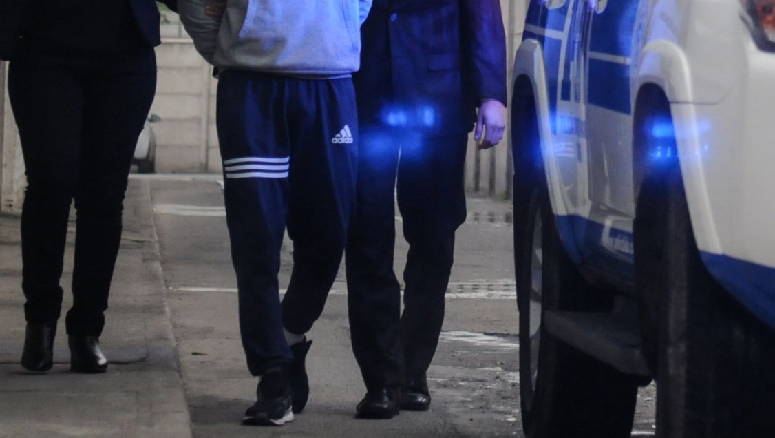 Depredador sexual abusó a mujer que dormía en un bus y, detenido, se le halló pornografía infantil