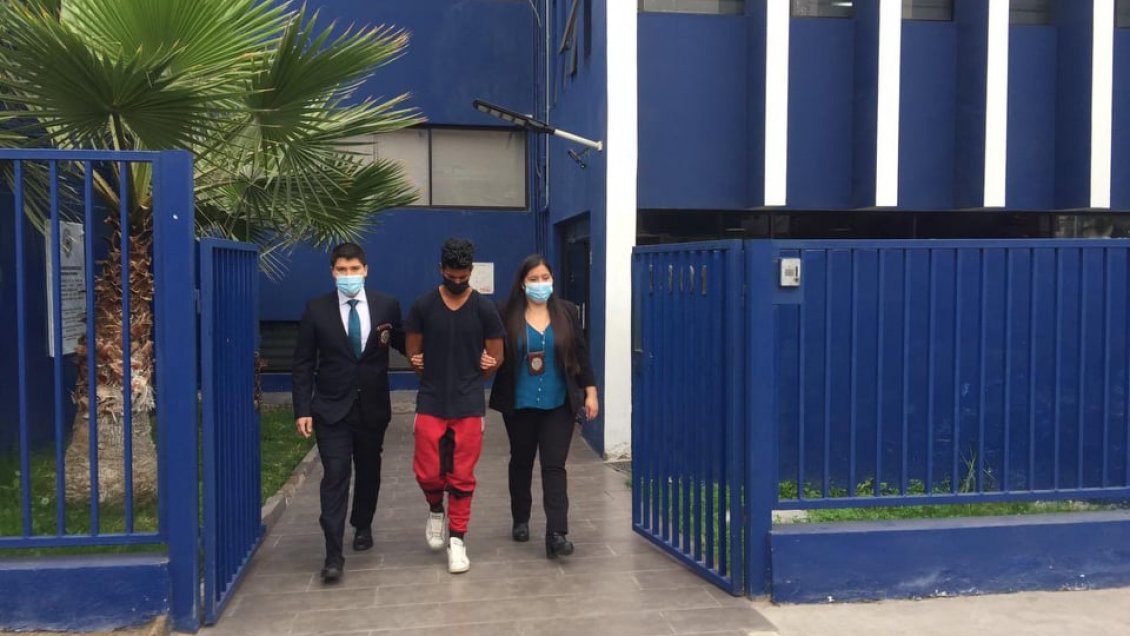 Dos detenidos tras golpear y amenazar con el gollete de una botella a joven en Iquique