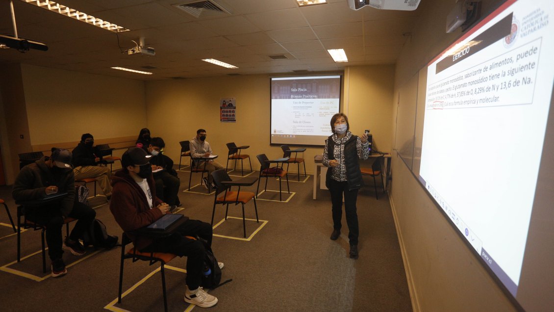 Las universidades y la radio son las instituciones que más confianza generan en Chile, según la CEP