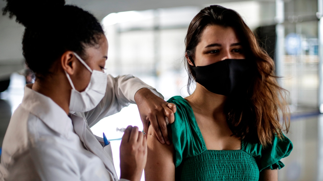 Brasil suspendió vacunación de adolescentes por 