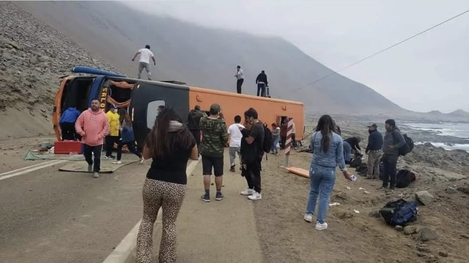 Volcamiento de bus de pasajeros deja 40 lesionados en Tarapacá